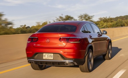 2020 Mercedes-Benz GLC 300 Coupe (US-Spec) Rear Three-Quarter Wallpapers 450x275 (13)