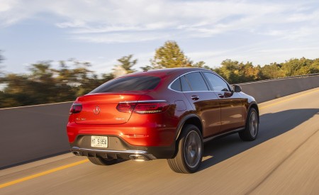2020 Mercedes-Benz GLC 300 Coupe (US-Spec) Rear Three-Quarter Wallpapers 450x275 (14)