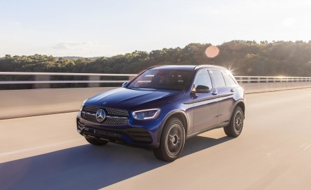 2020 Mercedes-Benz GLC 300 (US-Spec) Front Three-Quarter Wallpapers 450x275 (3)