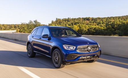 2020 Mercedes-Benz GLC 300 (US-Spec) Front Three-Quarter Wallpapers 450x275 (4)