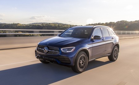 2020 Mercedes-Benz GLC 300 (US-Spec) Front Three-Quarter Wallpapers 450x275 (5)