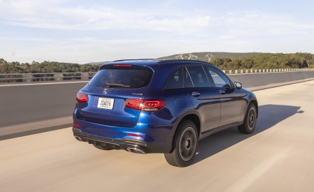 2020 Mercedes-Benz GLC 300 (US-Spec) Rear Three-Quarter Wallpapers 450x275 (6)