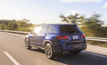 2020 Mercedes-Benz GLC 300 (US-Spec) Rear Three-Quarter Wallpapers 450x275 (7)