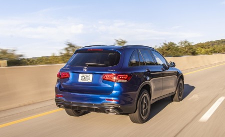 2020 Mercedes-Benz GLC 300 (US-Spec) Rear Three-Quarter Wallpapers 450x275 (8)