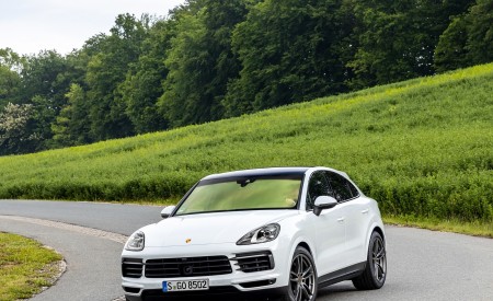 2020 Porsche Cayenne Coupé (Color: Carrara White Metallic) Front Three-Quarter Wallpapers 450x275 (145)