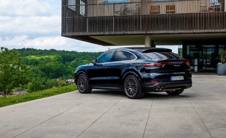 2020 Porsche Cayenne S Coupé (Color: Moonlight Blue Metallic) Rear Three-Quarter Wallpapers 450x275 (67)