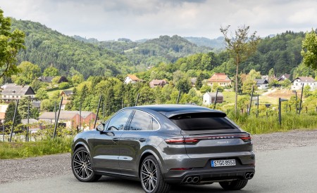 2020 Porsche Cayenne S Coupé (Color: Quarzite Grey Metallic) Rear Three-Quarter Wallpapers 450x275 (20)