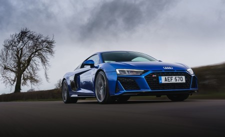 2019 Audi R8 V10 Coupe quattro (UK-Spec) Front Three-Quarter Wallpapers 450x275 (16)