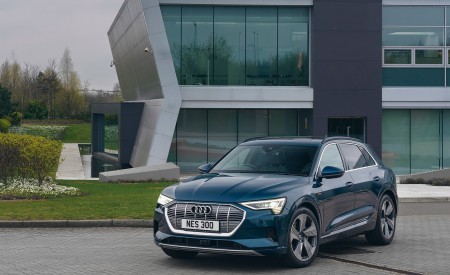 2019 Audi e-tron 55 (UK-Spec) Front Three-Quarter Wallpapers 450x275 (84)