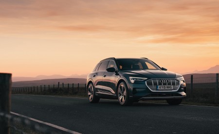2019 Audi e-tron 55 (UK-Spec) Front Three-Quarter Wallpapers 450x275 (72)