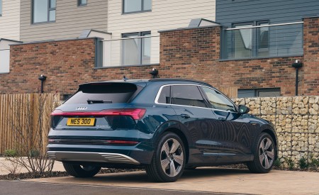 2019 Audi e-tron 55 (UK-Spec) Rear Three-Quarter Wallpapers 450x275 (93)