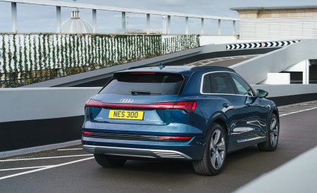 2019 Audi e-tron 55 (UK-Spec) Rear Three-Quarter Wallpapers 450x275 (86)
