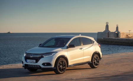 2019 Honda HR-V Front Three-Quarter Wallpapers 450x275 (56)
