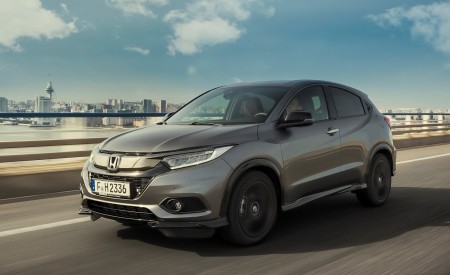 2019 Honda HR-V Front Three-Quarter Wallpapers 450x275 (2)