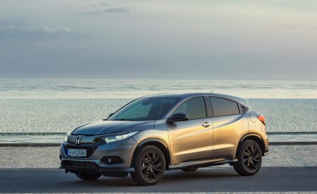 2019 Honda HR-V Front Three-Quarter Wallpapers 450x275 (21)