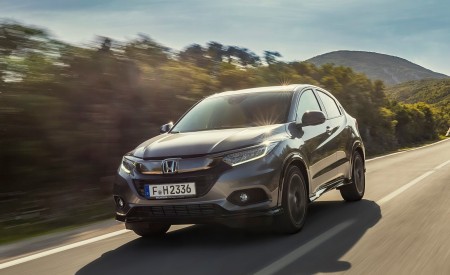 2019 Honda HR-V Front Three-Quarter Wallpapers 450x275 (3)