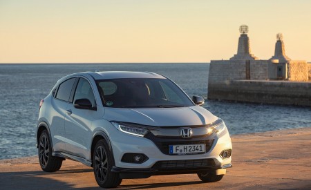 2019 Honda HR-V Front Three-Quarter Wallpapers 450x275 (58)