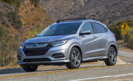 2019 Honda HR-V Touring Front Three-Quarter Wallpapers 450x275 (70)
