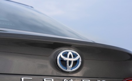 2019 Toyota Camry Hybrid (Euro-Spec) Badge Wallpapers 450x275 (65)