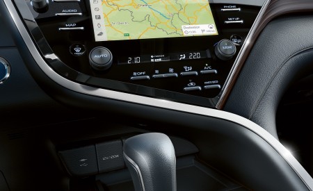 2019 Toyota Camry Hybrid (Euro-Spec) Central Console Wallpapers 450x275 (89)