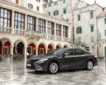 2019 Toyota Camry Hybrid (Euro-Spec) Front Three-Quarter Wallpapers 150x120