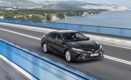 2019 Toyota Camry Hybrid (Euro-Spec) Front Three-Quarter Wallpapers 450x275 (5)