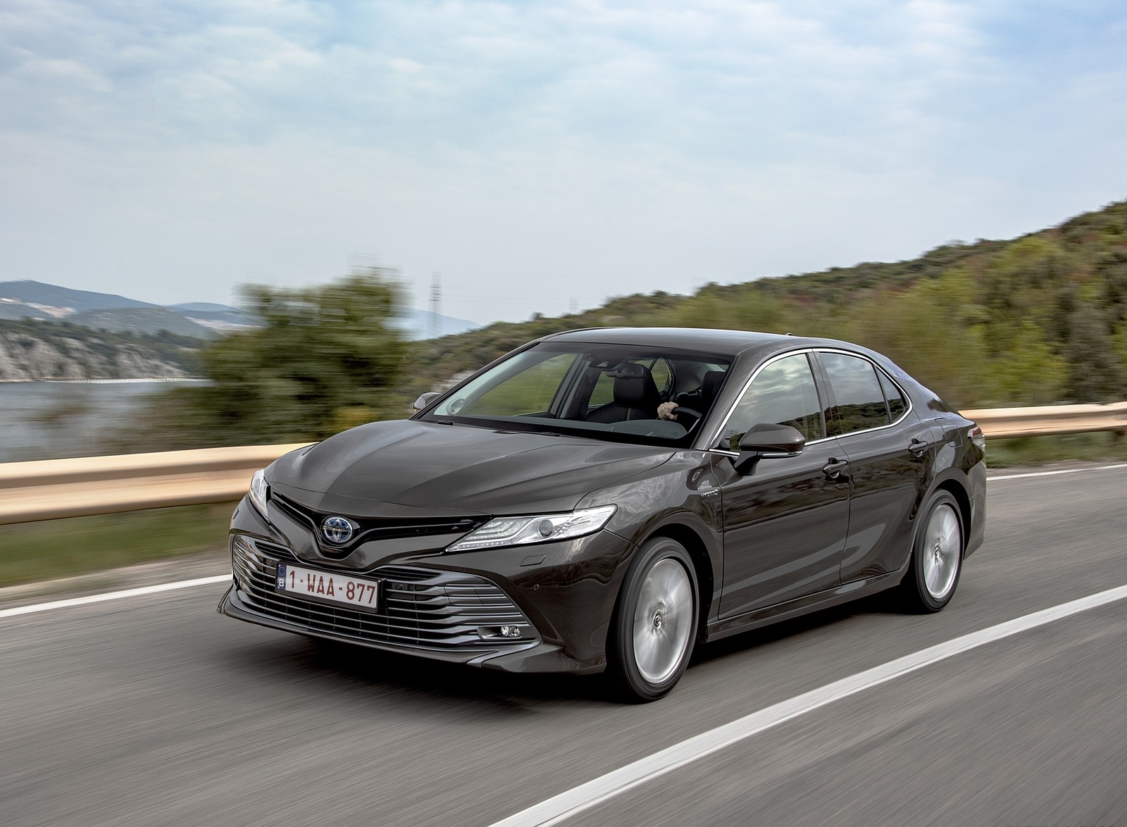 2019 Toyota Camry Hybrid (Euro-Spec) Front Three-Quarter Wallpapers #6 of 92