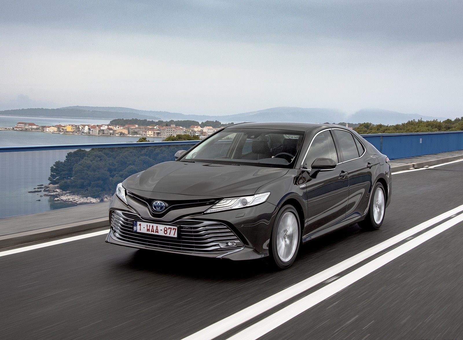 2019 Toyota Camry Hybrid (Euro-Spec) Front Three-Quarter Wallpapers #15 of 92
