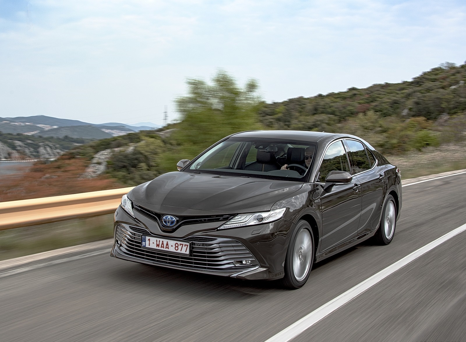 2019 Toyota Camry Hybrid (Euro-Spec) Front Three-Quarter Wallpapers #7 of 92