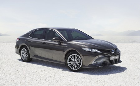2019 Toyota Camry Hybrid (Euro-Spec) Front Three-Quarter Wallpapers 450x275 (80)