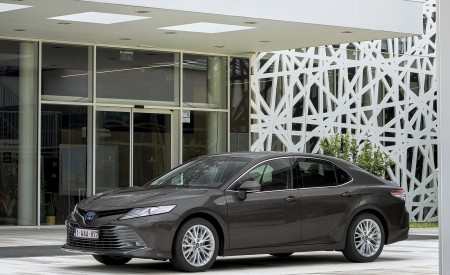 2019 Toyota Camry Hybrid (Euro-Spec) Front Three-Quarter Wallpapers 450x275 (51)