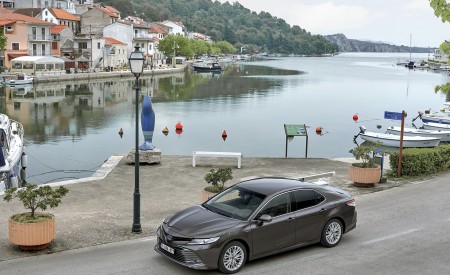 2019 Toyota Camry Hybrid (Euro-Spec) Front Three-Quarter Wallpapers 450x275 (44)