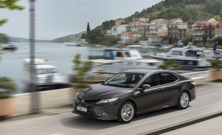 2019 Toyota Camry Hybrid (Euro-Spec) Front Three-Quarter Wallpapers 450x275 (36)