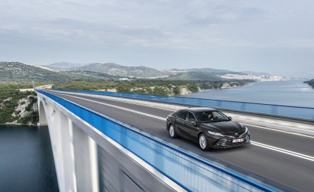 2019 Toyota Camry Hybrid (Euro-Spec) Front Three-Quarter Wallpapers 450x275 (8)