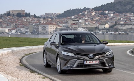 2019 Toyota Camry Hybrid (Euro-Spec) Front Wallpapers 450x275 (37)