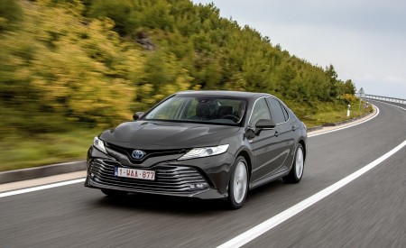 2019 Toyota Camry Hybrid (Euro-Spec) Front Wallpapers 450x275 (29)