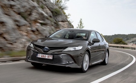 2019 Toyota Camry Hybrid (Euro-Spec) Front Wallpapers 450x275 (9)