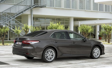 2019 Toyota Camry Hybrid (Euro-Spec) Rear Three-Quarter Wallpapers 450x275 (52)