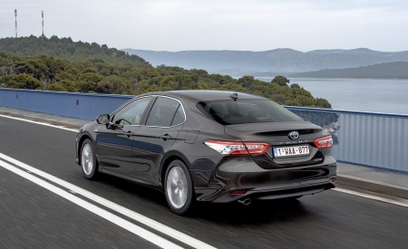 2019 Toyota Camry Hybrid (Euro-Spec) Rear Three-Quarter Wallpapers 450x275 (19)