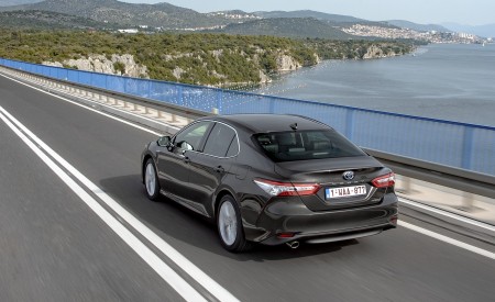 2019 Toyota Camry Hybrid (Euro-Spec) Rear Three-Quarter Wallpapers 450x275 (10)