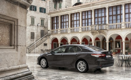 2019 Toyota Camry Hybrid (Euro-Spec) Rear Three-Quarter Wallpapers 450x275 (53)