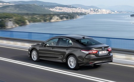 2019 Toyota Camry Hybrid (Euro-Spec) Rear Three-Quarter Wallpapers 450x275 (20)