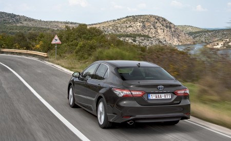 2019 Toyota Camry Hybrid (Euro-Spec) Rear Three-Quarter Wallpapers 450x275 (11)