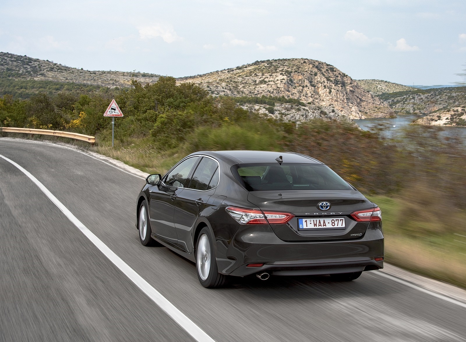 2019 Toyota Camry Hybrid (Euro-Spec) Rear Three-Quarter Wallpapers (11)