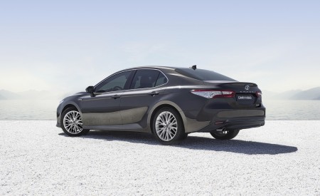 2019 Toyota Camry Hybrid (Euro-Spec) Rear Three-Quarter Wallpapers 450x275 (77)