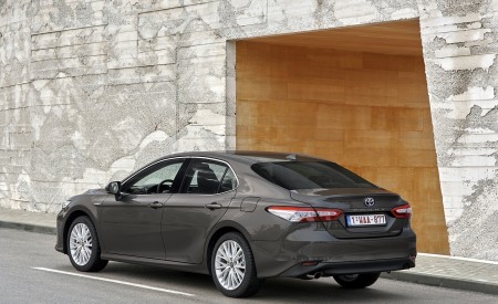2019 Toyota Camry Hybrid (Euro-Spec) Rear Three-Quarter Wallpapers 450x275 (54)