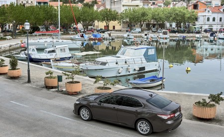 2019 Toyota Camry Hybrid (Euro-Spec) Rear Three-Quarter Wallpapers 450x275 (46)