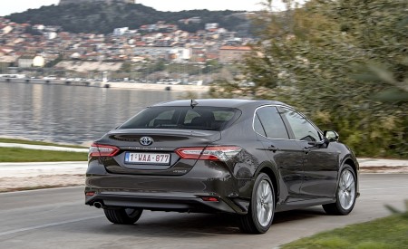 2019 Toyota Camry Hybrid (Euro-Spec) Rear Three-Quarter Wallpapers 450x275 (38)