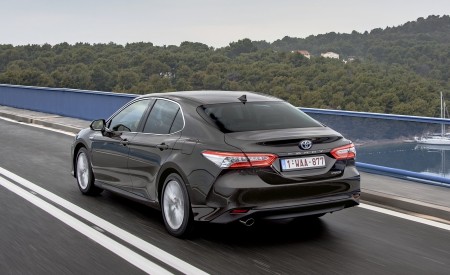 2019 Toyota Camry Hybrid (Euro-Spec) Rear Three-Quarter Wallpapers 450x275 (21)