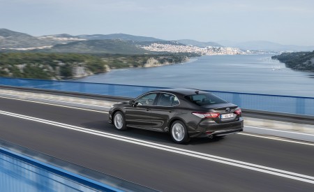 2019 Toyota Camry Hybrid (Euro-Spec) Rear Three-Quarter Wallpapers 450x275 (12)